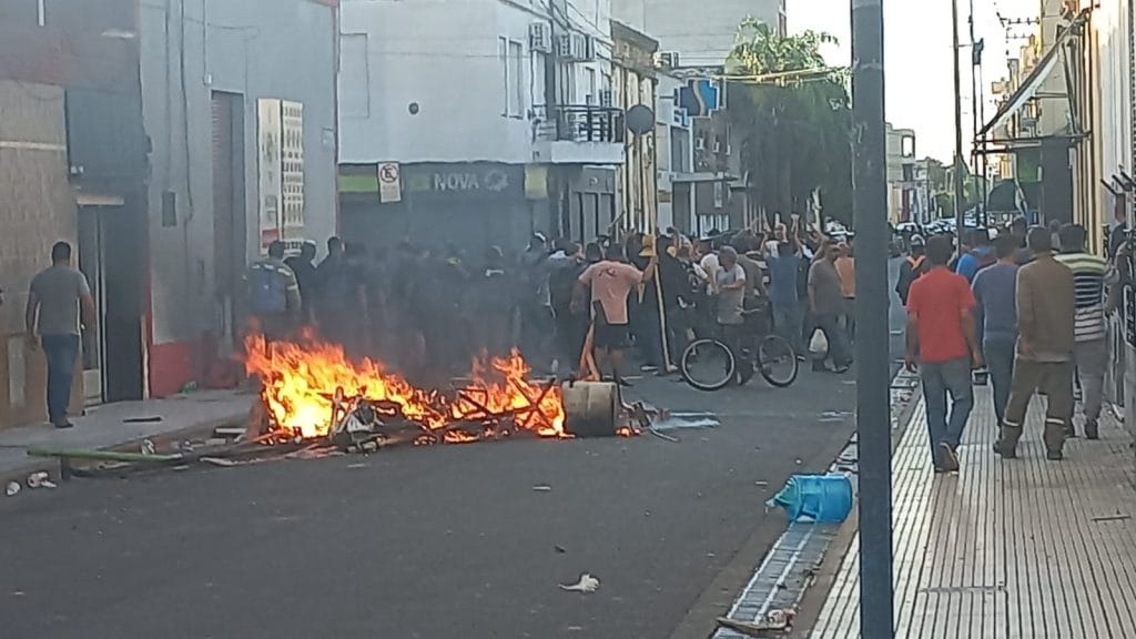 Otra violenta pelea interna de UOCRA: Manifestantes y policía heridos en enfrentamientos en San Nicolás