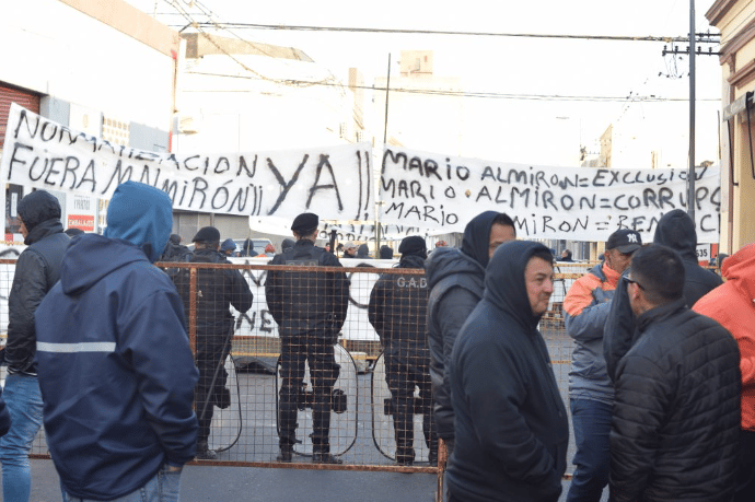 Tensión en la UOCRA San Nicolás: Un grupo opositor pide el cambio de conducción y protestan en la calle