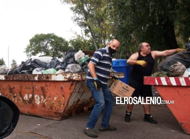 Paro municipal en Coronel Rosales: En medio del conflicto, el intendente salió a juntar basura