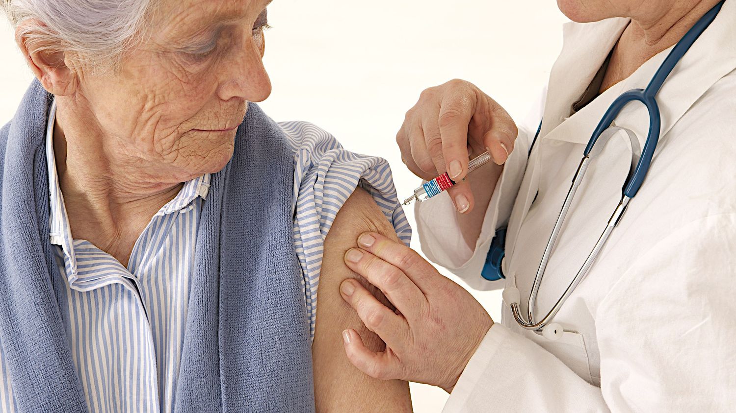Vacuna Antigripal: Piden a los jubilados sacar turnos antes de ir a las farmacias en Provincia