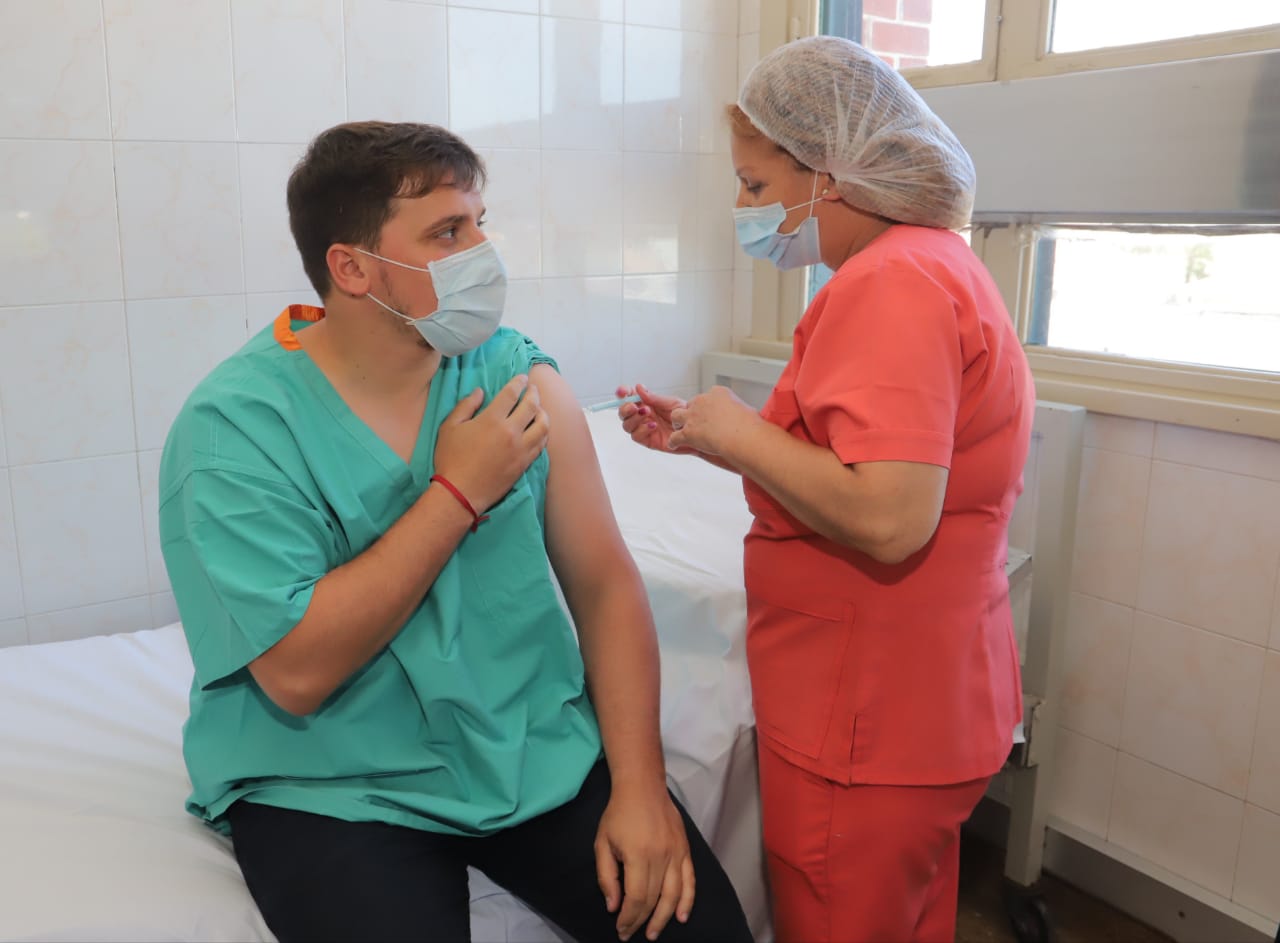 Sputnik V en Provincia: Se siguen vacunando intendentes junto a personal de salud