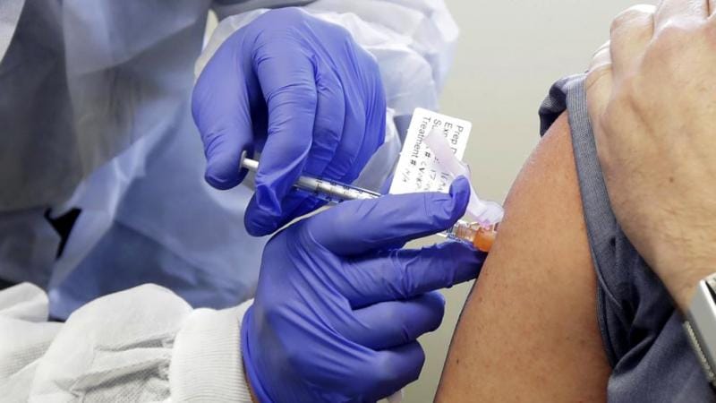 Vacunación en Olavarría: Deberán inmunizar a 3600 trabajadores de la salud y 24 mil adultos mayores