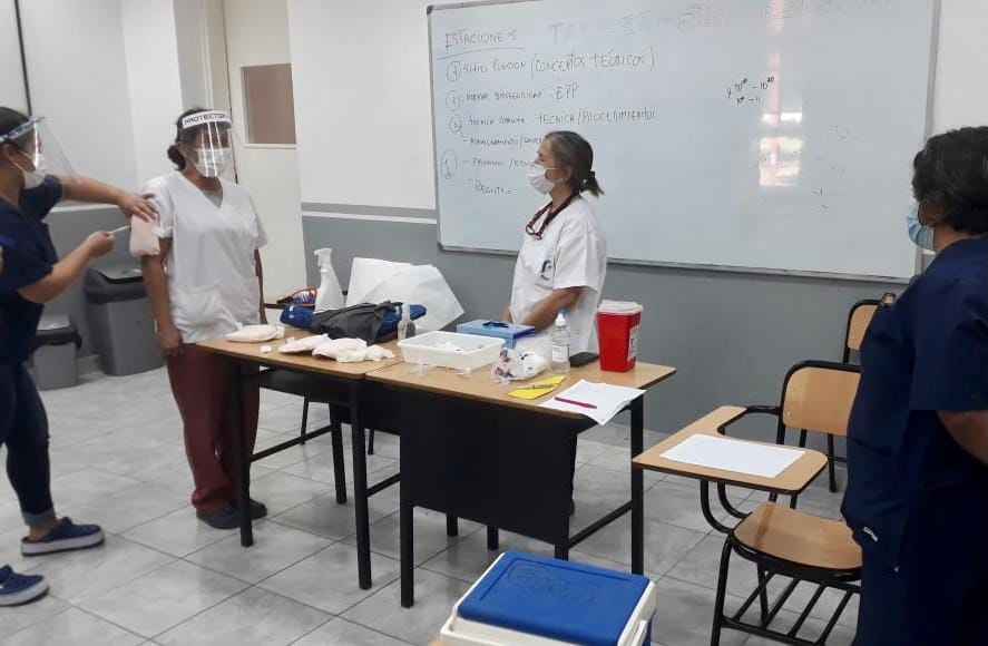 Desde este viernes comienzan a distribuir las vacunas chinas Sinopharm para inocular al personal docente 