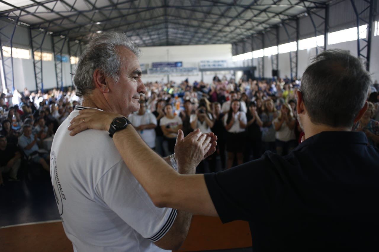 Valenzuela hizo las paces con los municipales tras el escrache de agosto y anunció un nuevo bono