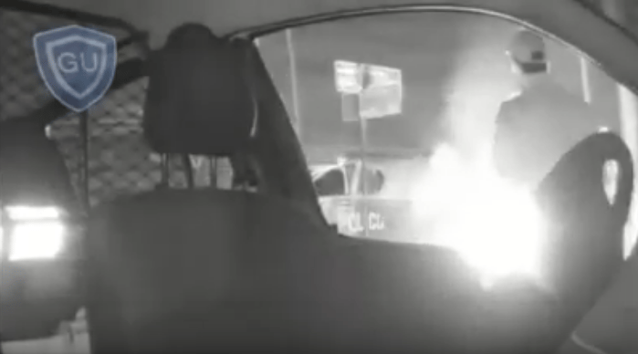 Video: Prende fuego su moto para que no se la secuestren en Coronel Pringles