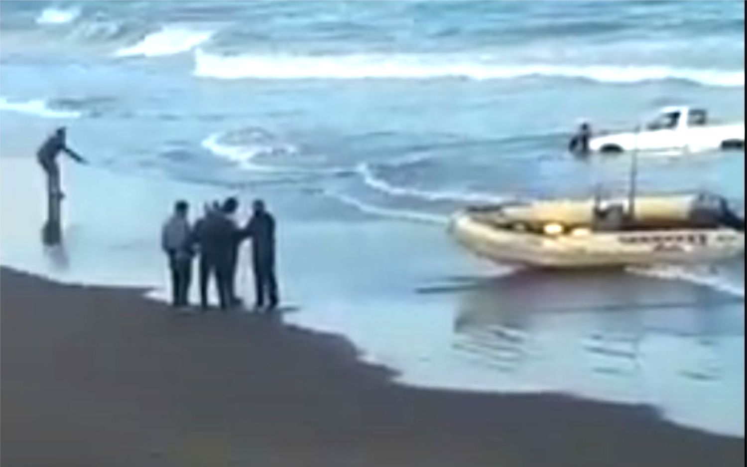 Video: Aprovechó que Necochea pasó a Fase 5, se fue a pescar a la playa pero el mar le tragó su camioneta