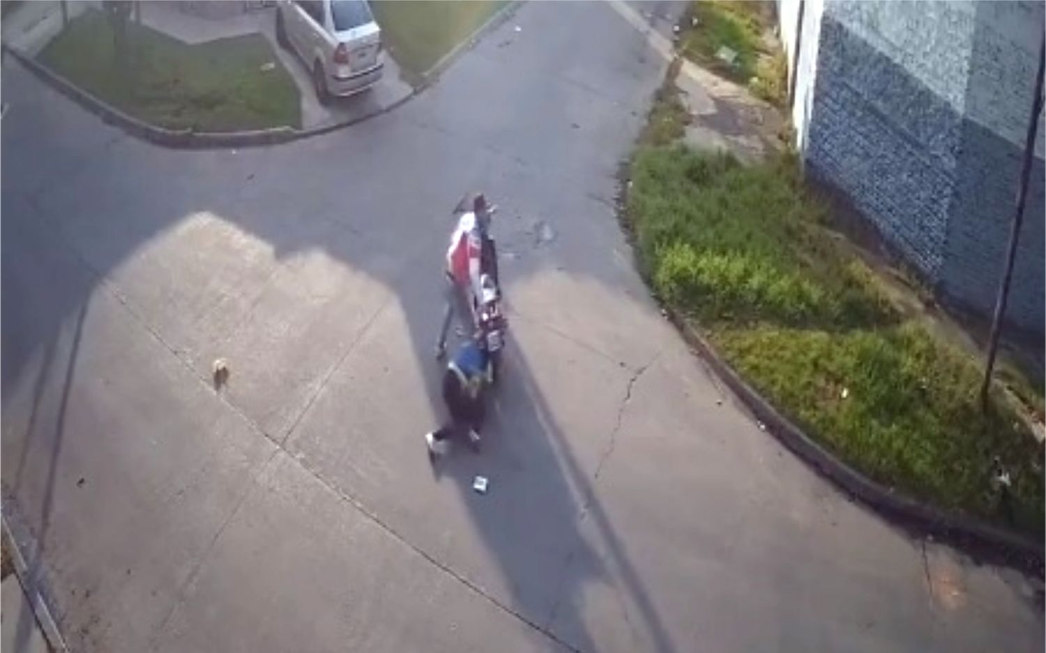 Video: En Loma Hermosa, un delincuente asaltó a una mujer y la arrastró con su moto de los pelos por el asfalto
