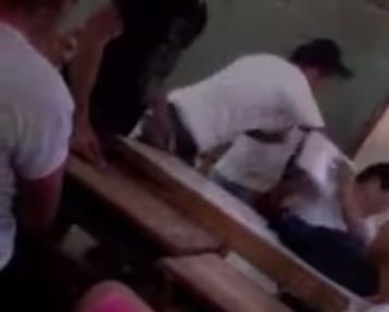 Video: Alumno reprobado le pega una paliza al profesor en plena clase