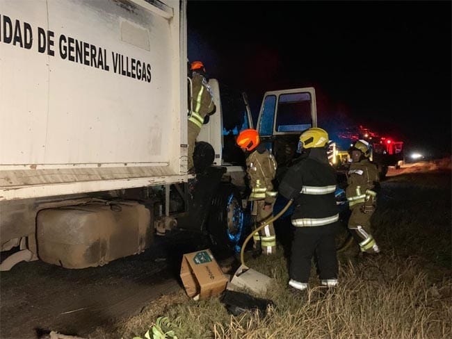 En General Villegas bajaron los sueldos de los recolectores y dos camiones de basura aparecieron incendiados 