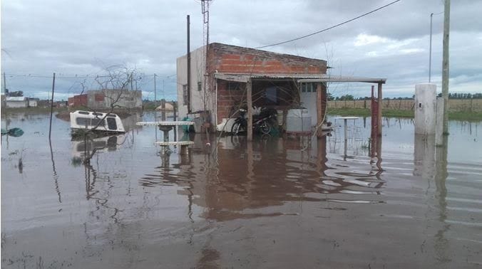 Asisten a familias afectadas por el agua en General Villegas