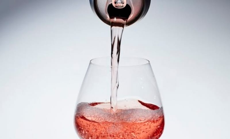 Se viene el vino en lata: Autorizan la venta para paliar la caída del consumo