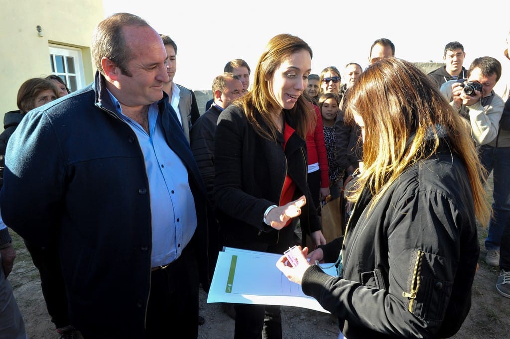 Vidal participó de entrega de viviendas y visitó cooperativa textil en La Madrid