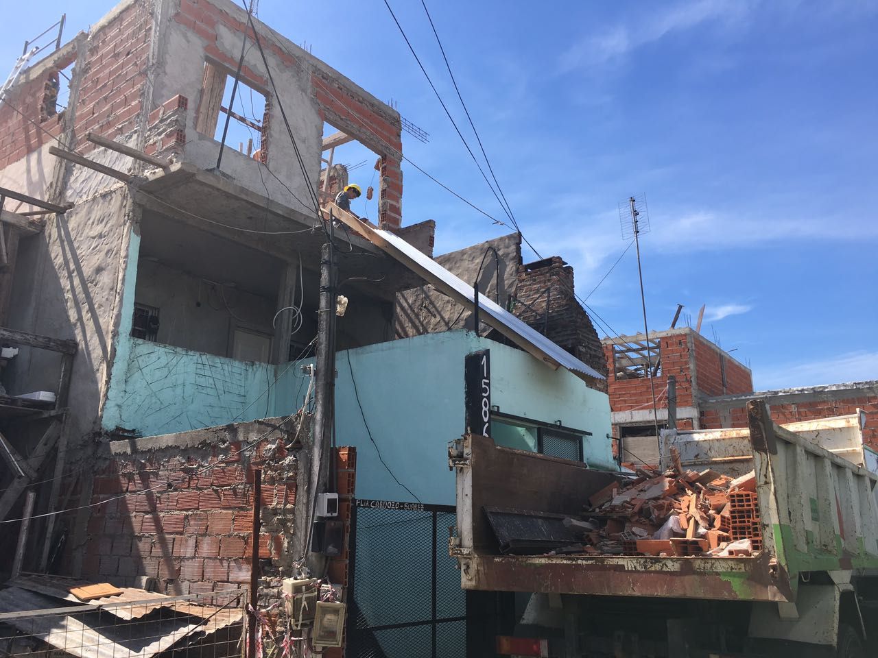Demolieron viviendas con peligro de derrumbe en San Fernando