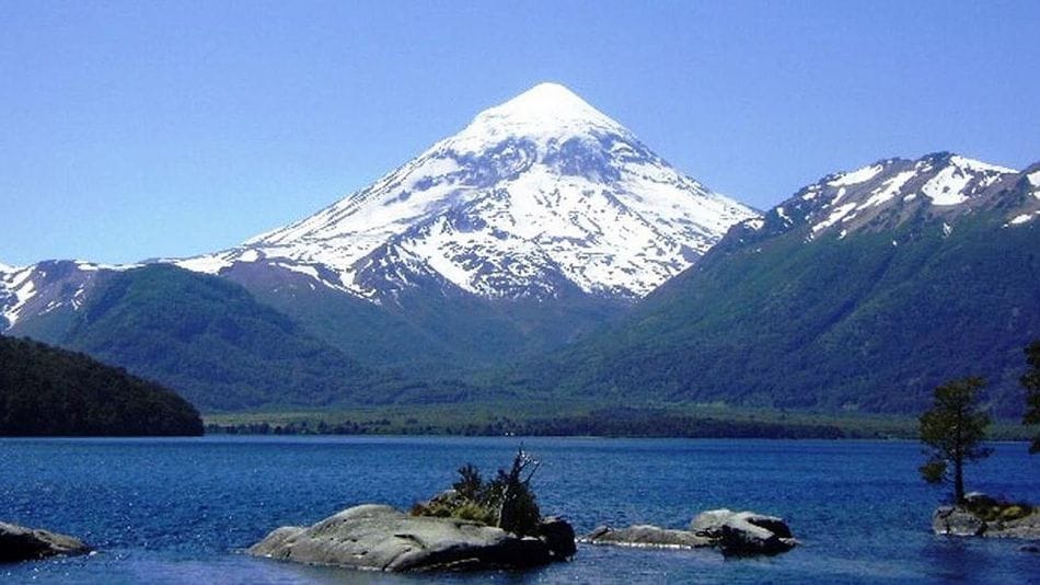 El Gobierno declaró "sitio sagrado mapuche" al Volcán Lanín: El intendente de Pinamar criticó la decisión