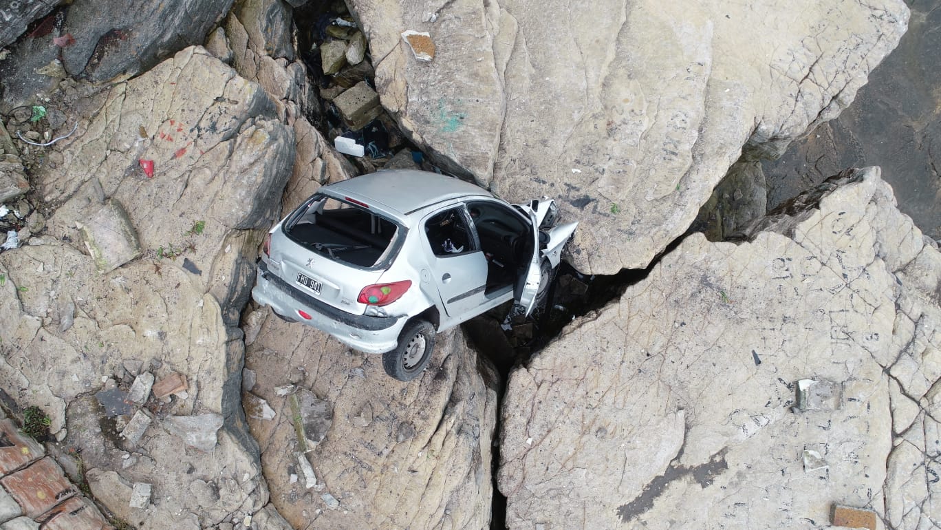 Mar del Plata: Desbarrancó automóvil y quedó incrustado en las rocas cercanas al mar 