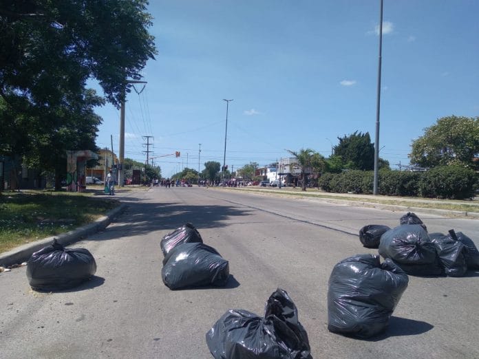 En Berazategui levantaron el paro y comienzan a recolectar la basura pero el conflicto con los despedidos sigue