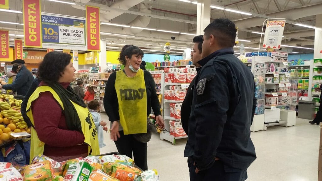 Riesgoso método del movimiento de Raúl Castells para pedir mercadería en supermercados del conurbano e interior