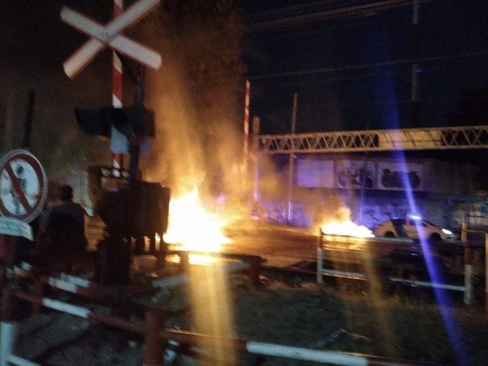 4 días sin luz: Vecinos de Quilmes y Berazategui se sumaron al corte de vías del Tren Roca que iniciaron en Varela