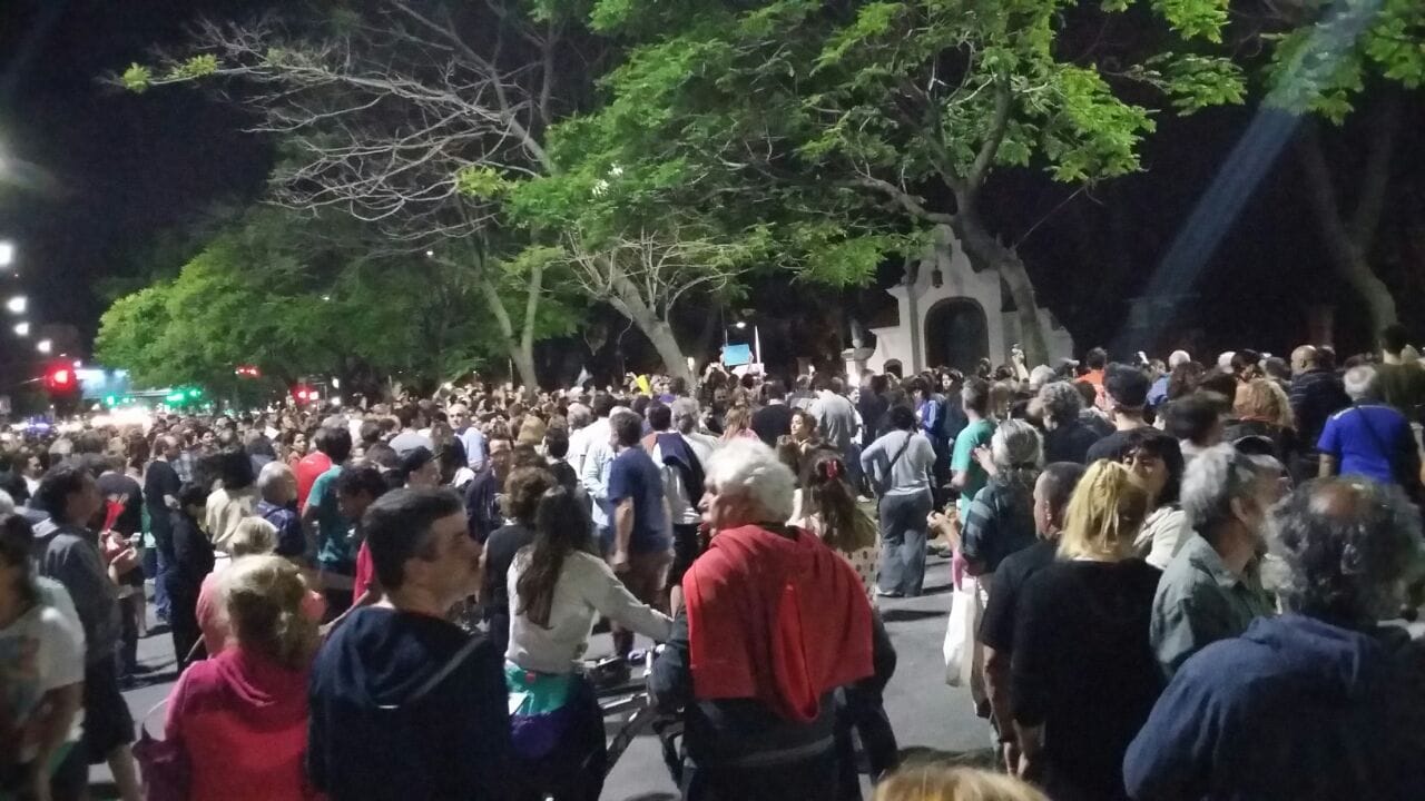 Video: Así fue el multitudinario cacerolazo frente a la Quinta presidencial de Olivos