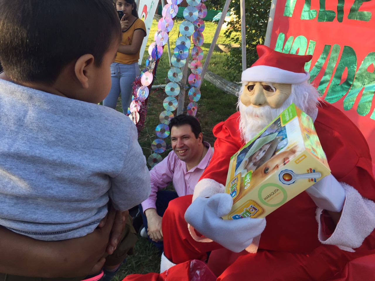 Un Diputado bonaerense se vistió de Papá Noel y repartió juguetes a chicos de Moreno