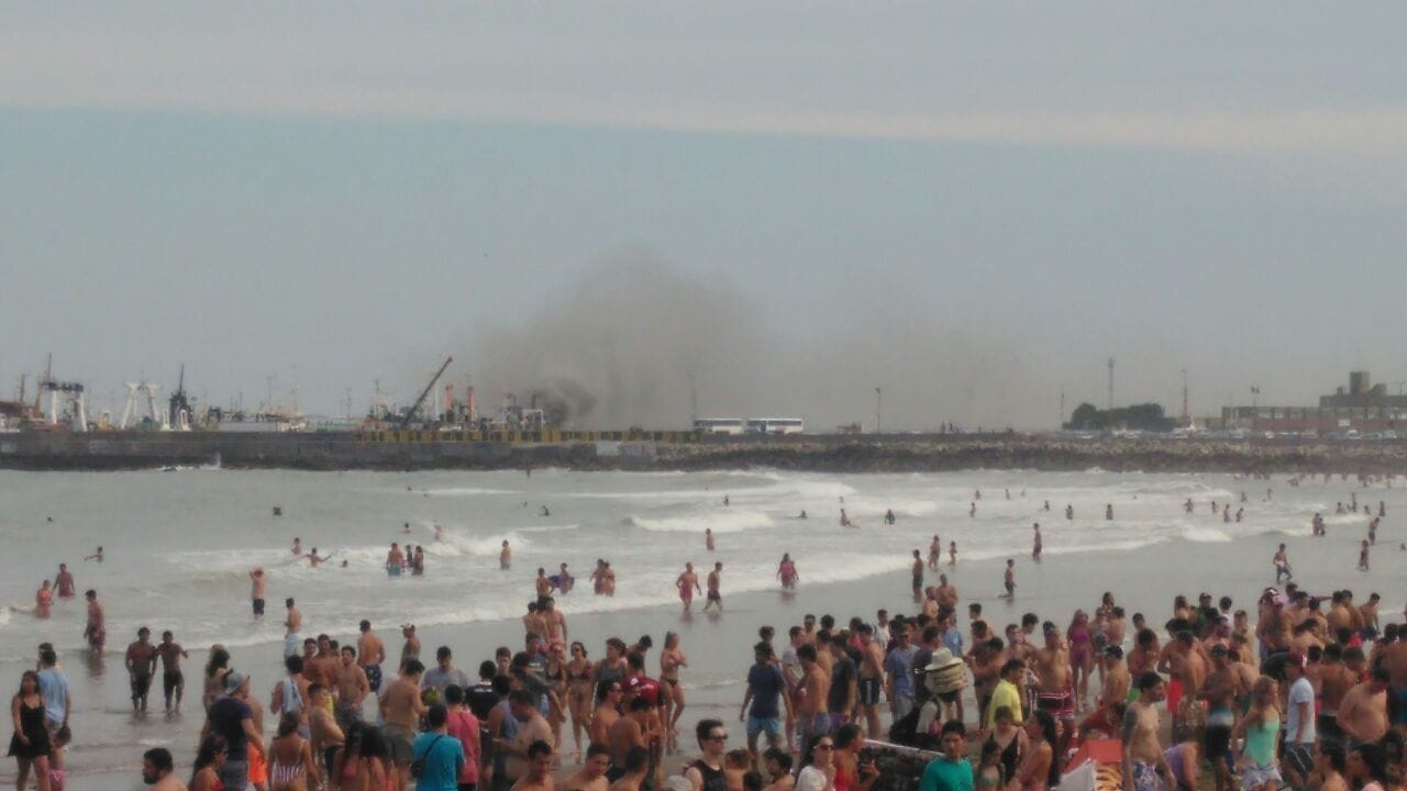 Incendio en un barco en la escollera norte del Puerto de Mar del Plata: Dos heridos