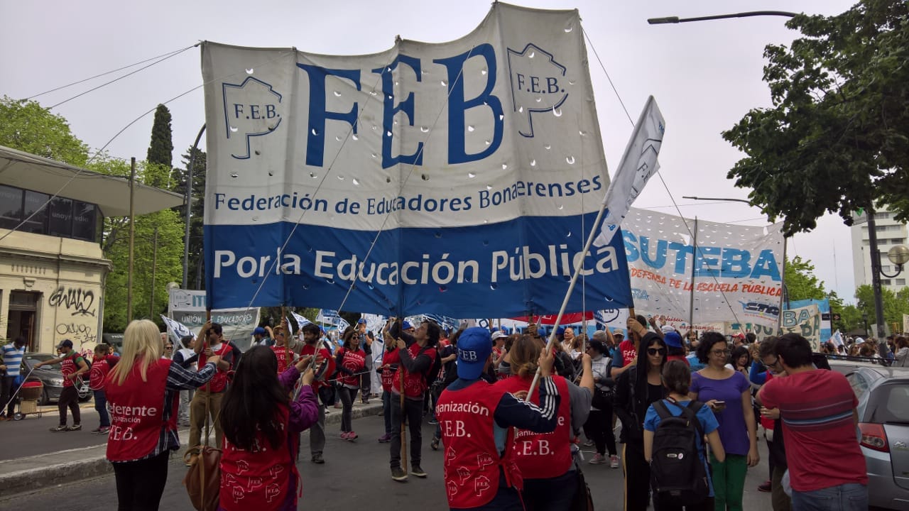 Paro docente: El FUDB se movilizó a La Plata para exigirle mejoras salariales al Gobierno