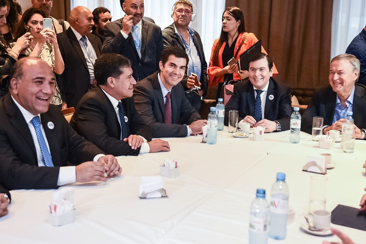 Urtubey se reunió con gobernadores peronistas con eje en la unidad