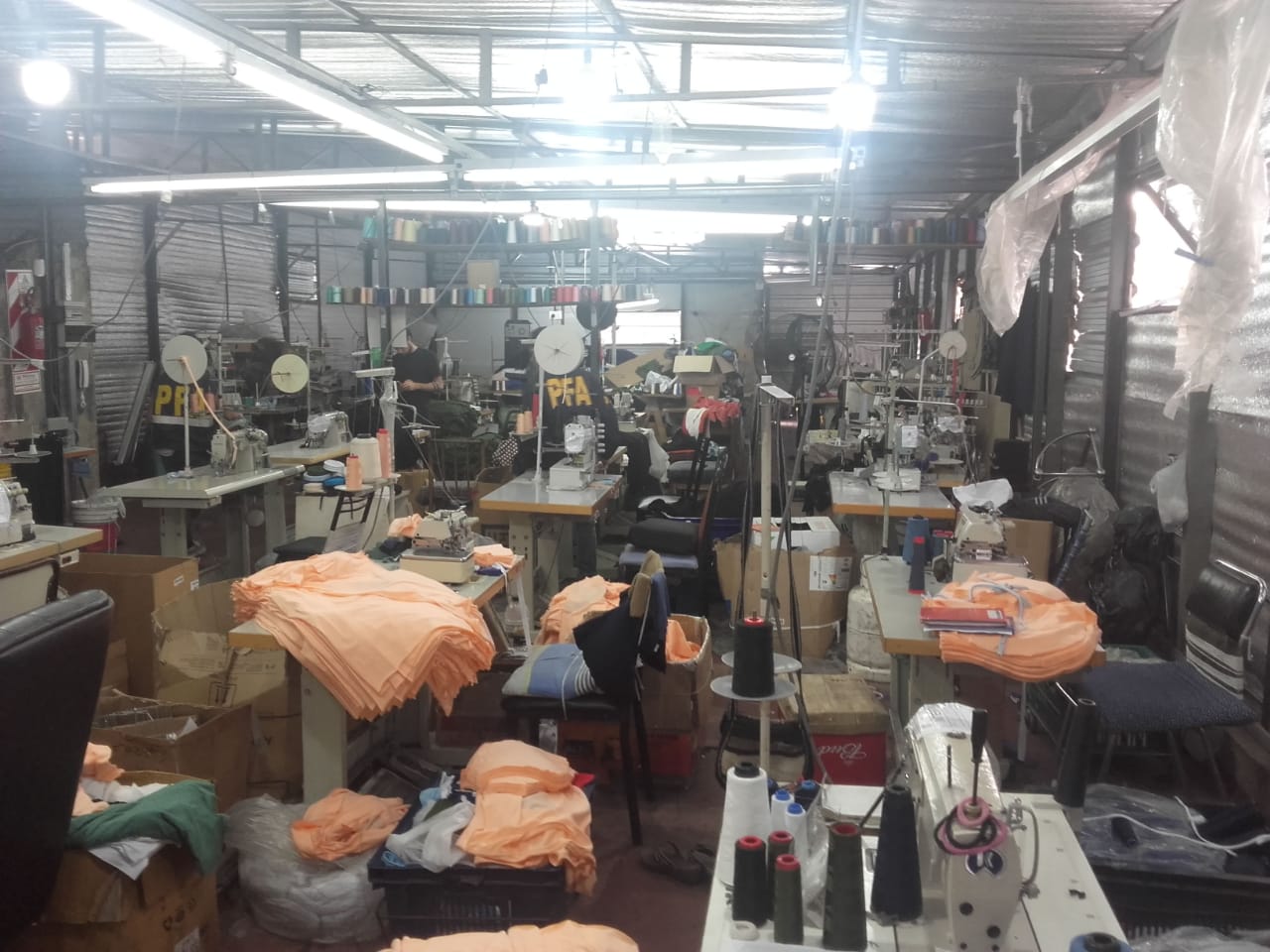 Rescataron a 16 víctimas que eran explotadas en un taller textil clandestino de Lanús