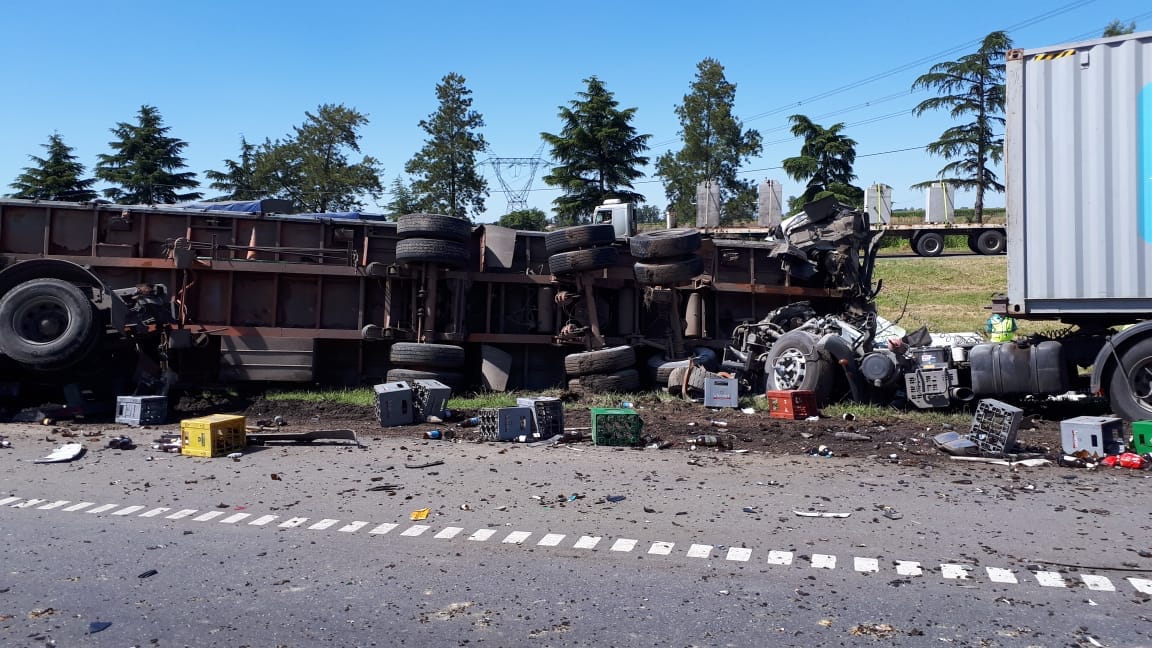 Choque múltiple de camiones en Ruta 9 a la altura de Lima: Un chofer quedó atrapado