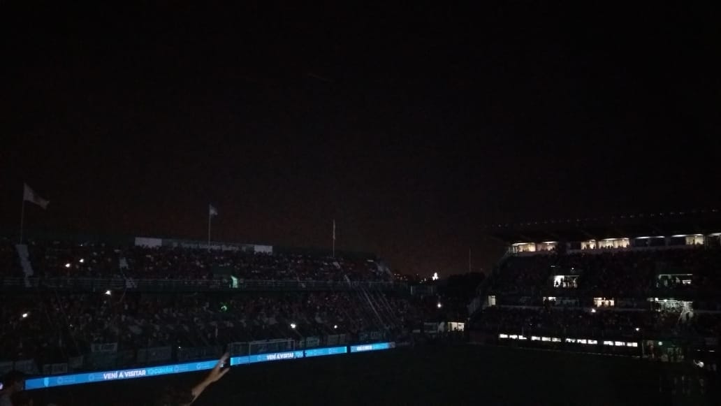 Banfield - River: Hubo un extenso corte de luz en el estadio y los hinchas se acordaron de Macri con el clásico cantito