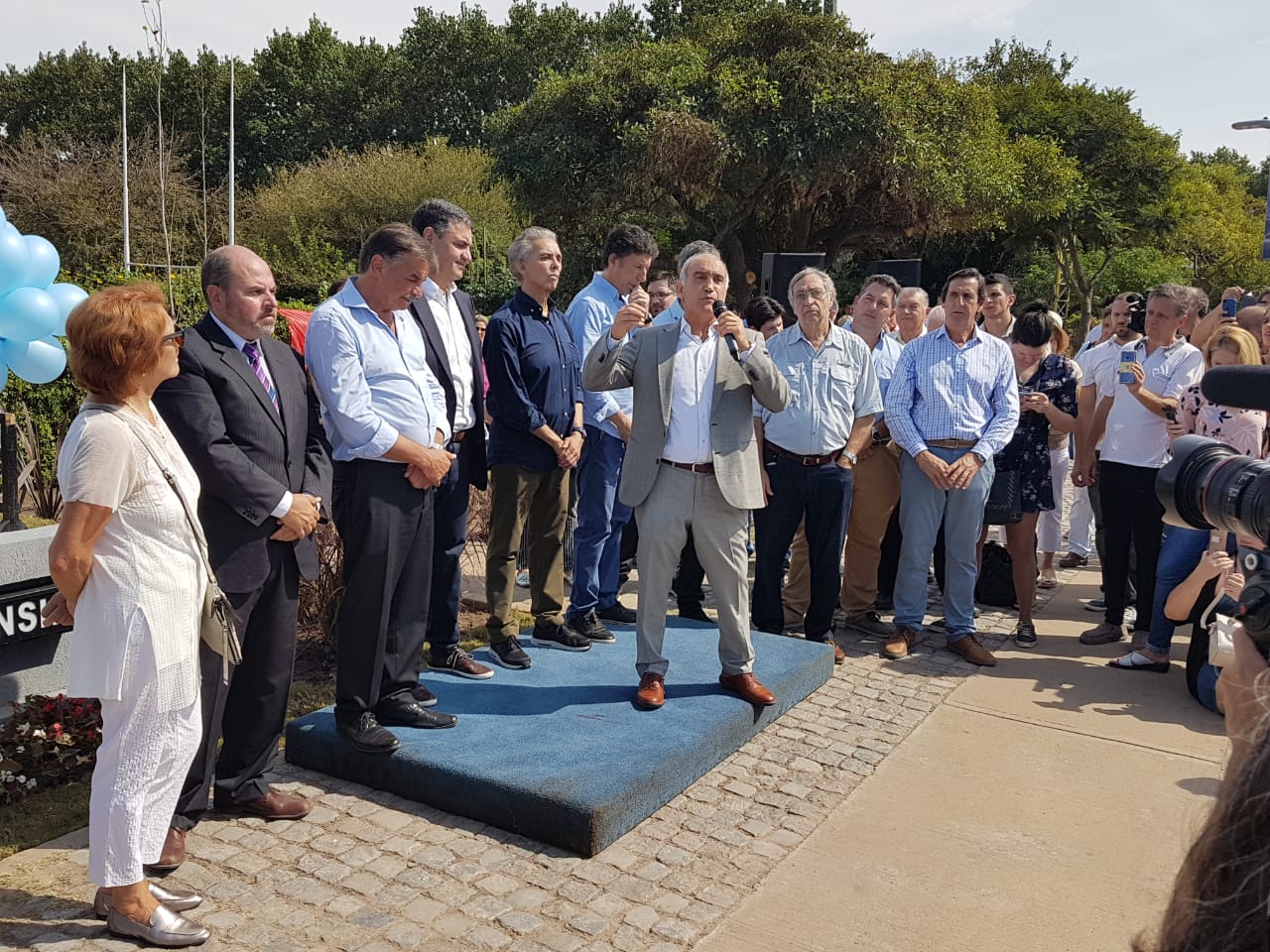 Emotivo homenaje de la UCR: Inauguraron el monumento a Alfonsín en Vicente López