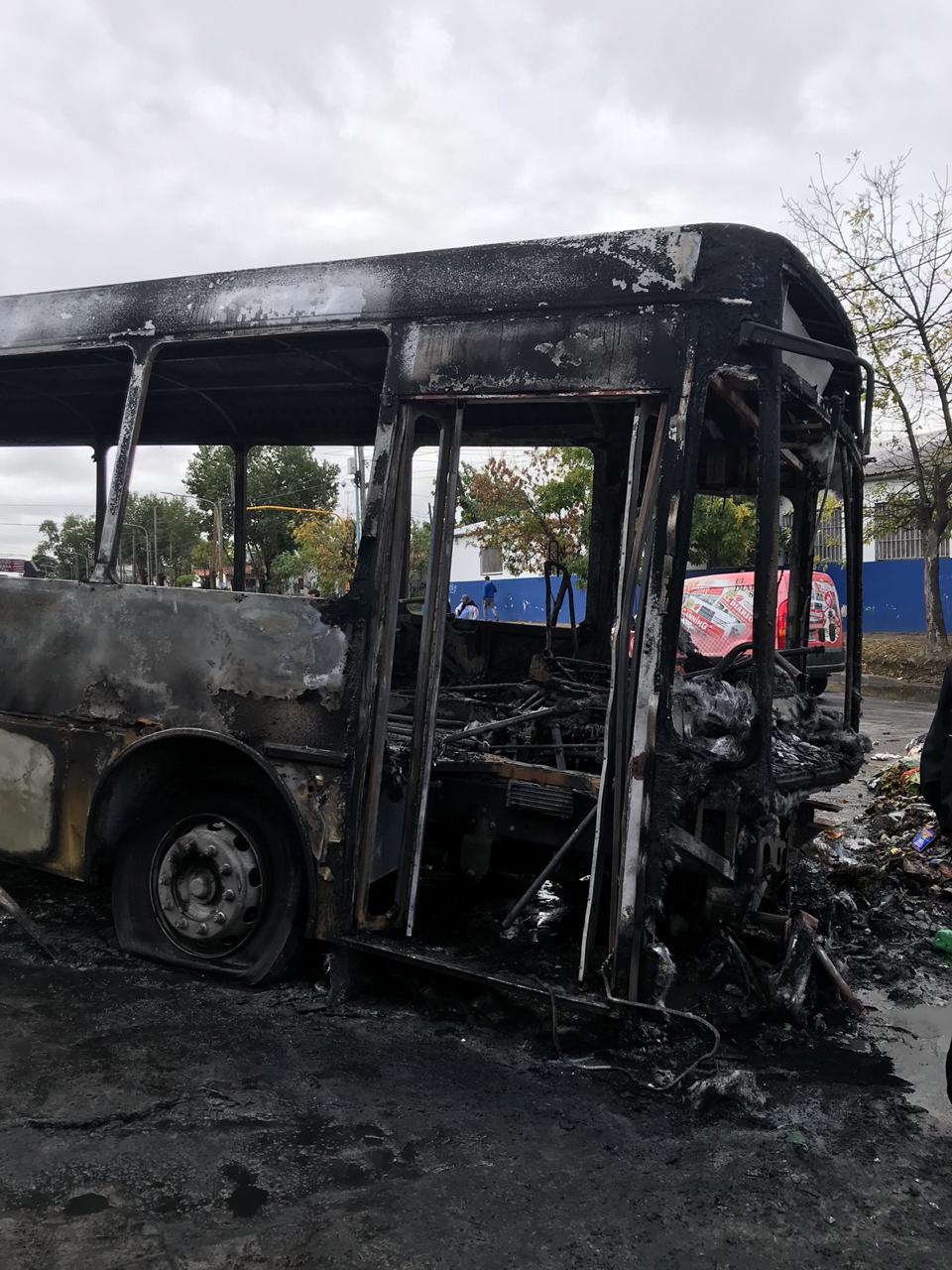 Video: Incidentes y paro total de colectivos de la empresa Autobuses Santa Fe en Lomas de Zamora