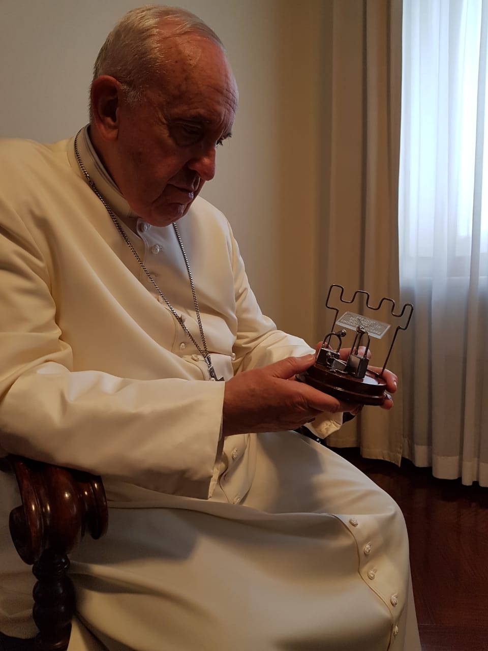 El Papa Francisco recibió un obsequio elaborado por internos de la cárcel de Mercedes