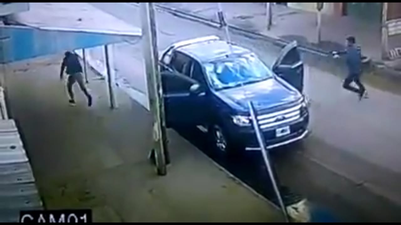 Impactante video: Así un hombre resistió el robo de su camioneta a los tiros en La Matanza