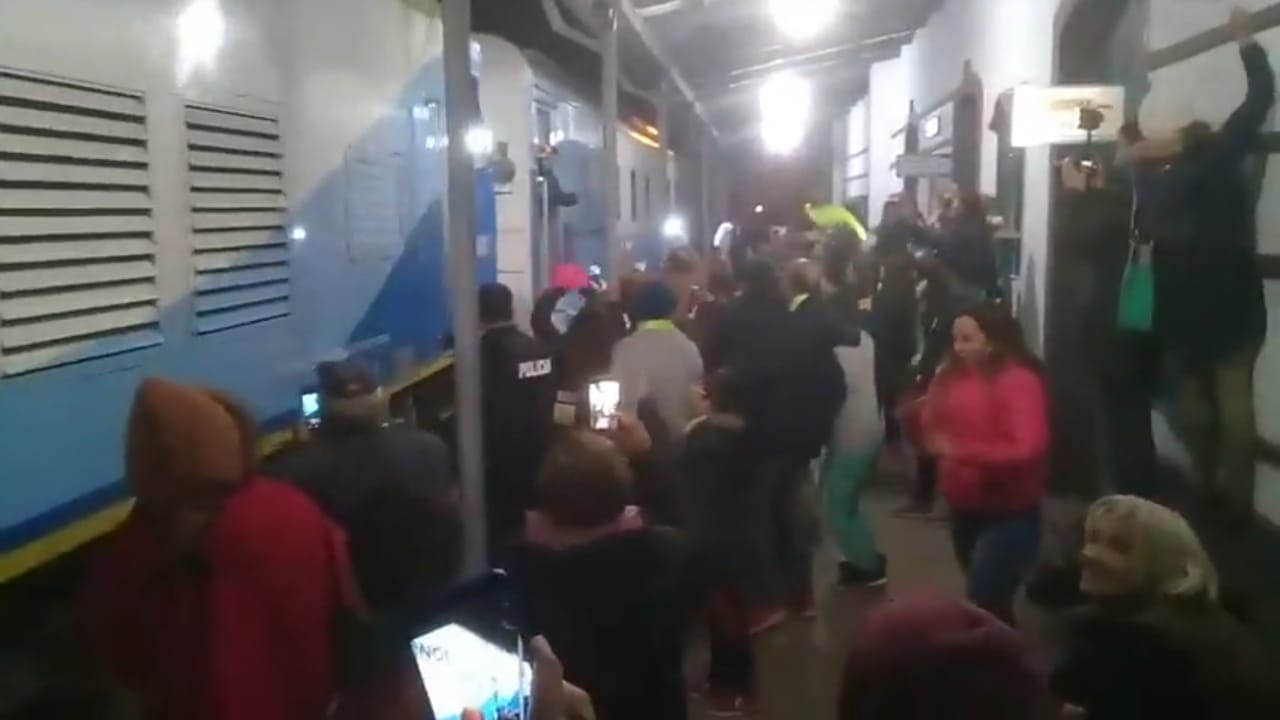 Con insultos a Macri, vecinos repudian que el tren de pasajeros no se detenga en Alberti