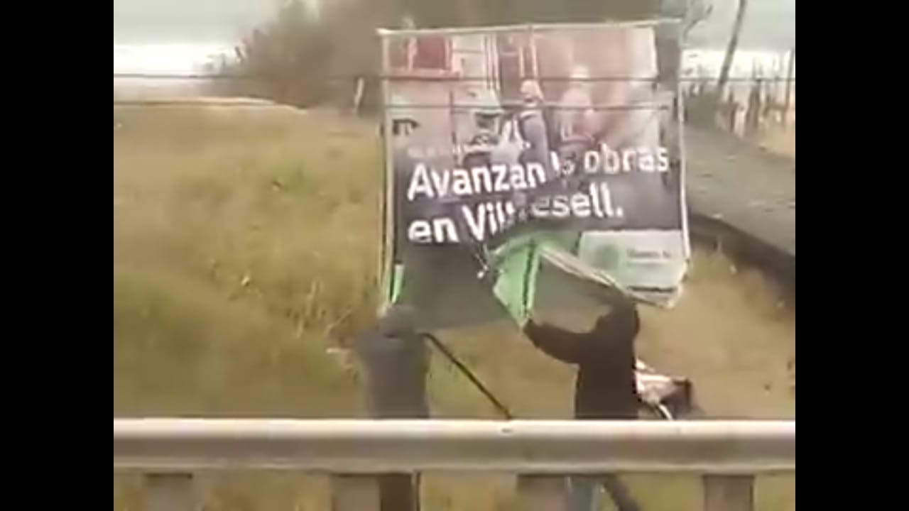 Campaña sucia: Así destrozaron un cartel de obra de María Eugenia Vidal en Villa Gesell