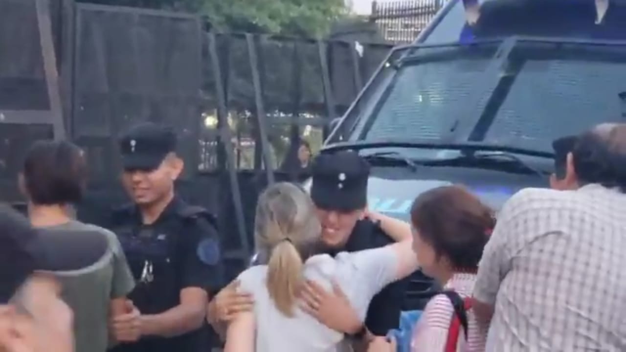Abrazos y saludos espontáneos a la Policía Federal durante la despedida de Macri en Plaza de Mayo