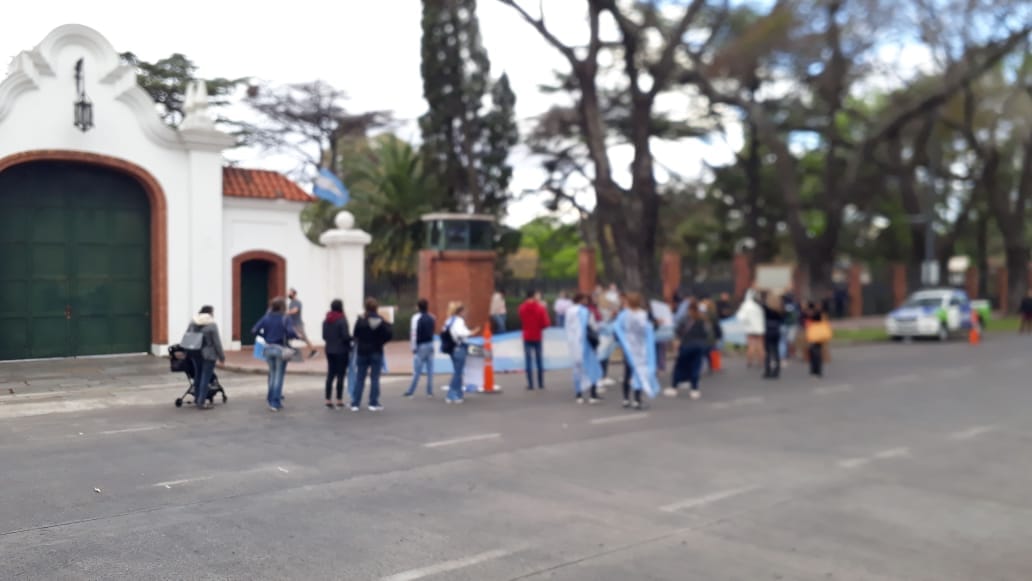 En la previa a la marcha del 12 de octubre, un grupo de padres reclama la vuelta a clases en Quinta de Olivos