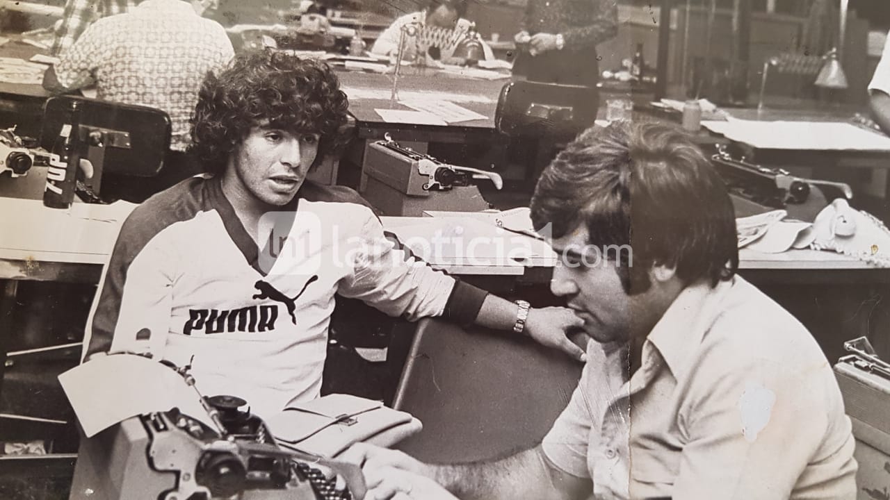Con Claudia, de jeans y convidando pizza: Así fue la primera entrevista a Diego Maradona como jugador profesional