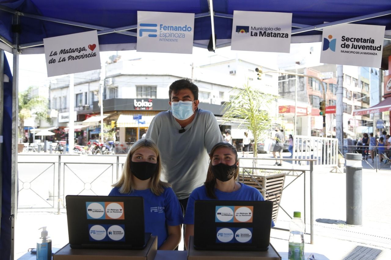La Matanza: Espinoza junto a jóvenes que inscriben a vecinos para vacunarse contra el coronavirus