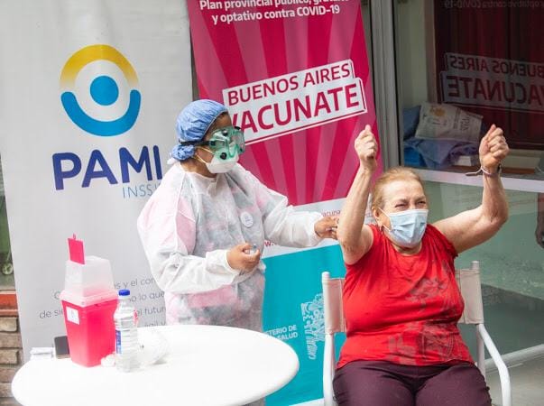Pami continúa vacunando en residencias de La Matanza, Mercedes, La Plata, San Martín y Temperley 