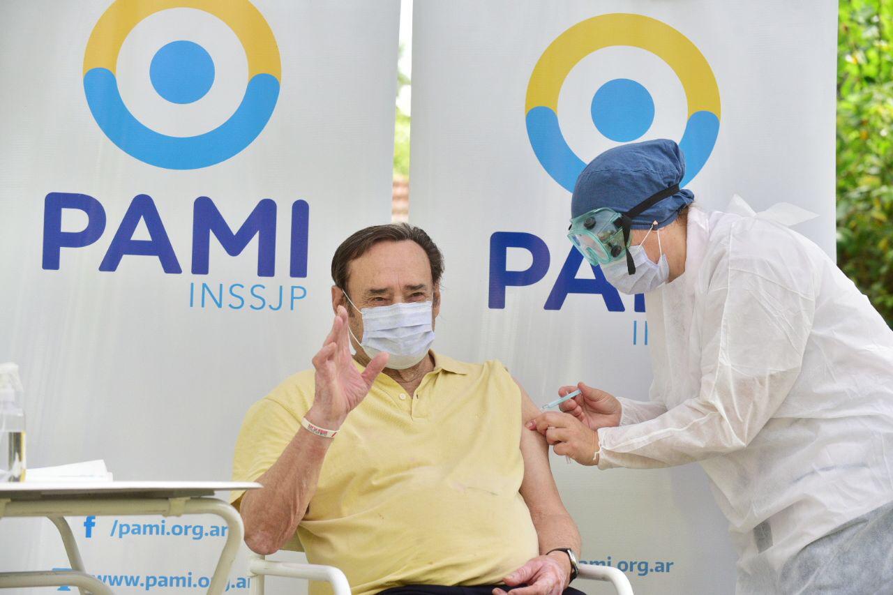 Vacunación Covid: Pami refuerza la campaña con nuevos puntos y más personal