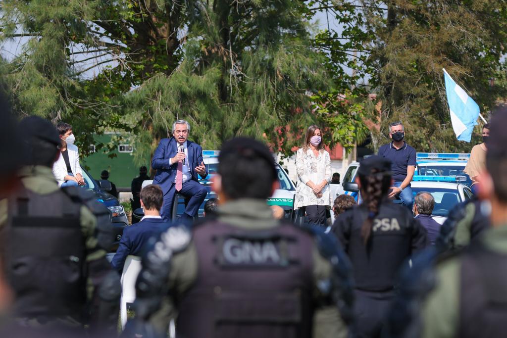 El Presidente entregó equipamiento a las fuerzas federales y anunció mil gendarmes más para el AMBA