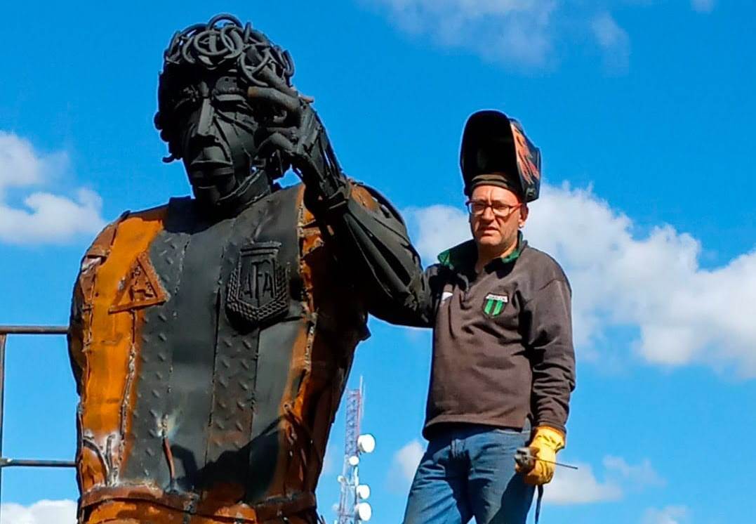 Un vecino de Punta Indio inaugurará una escultura de 4 metros de Maradona el día del cumpleaños del 10