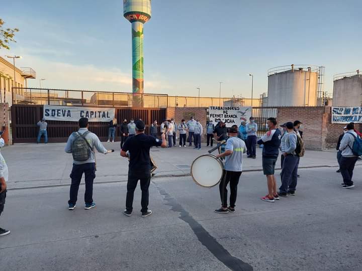 No producen Fernet Branca por paro de trabajadores en la planta de Tortuguitas: Quisieron atropellar a un manifestante