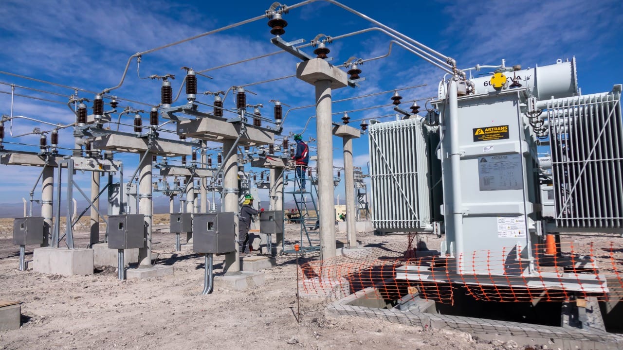YPF invierte en el medio ambiente: Avanza la construcción de la línea eléctrica en Llancanelo