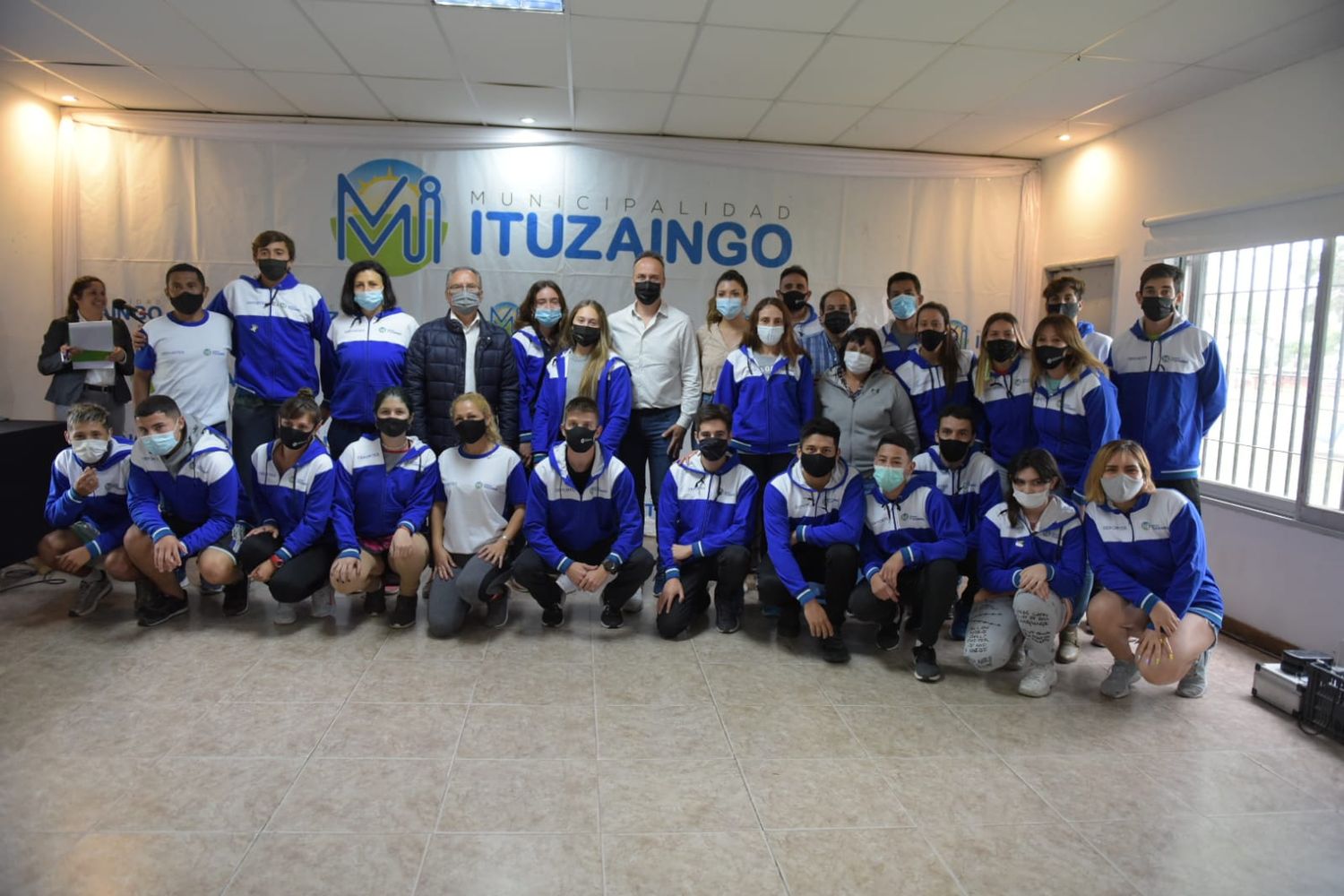 Ituzaingó: Descalzo y Piana entregaron indumentaria para los 24 deportistas que competirán en la final de los Juegos Bonaerenses 2021