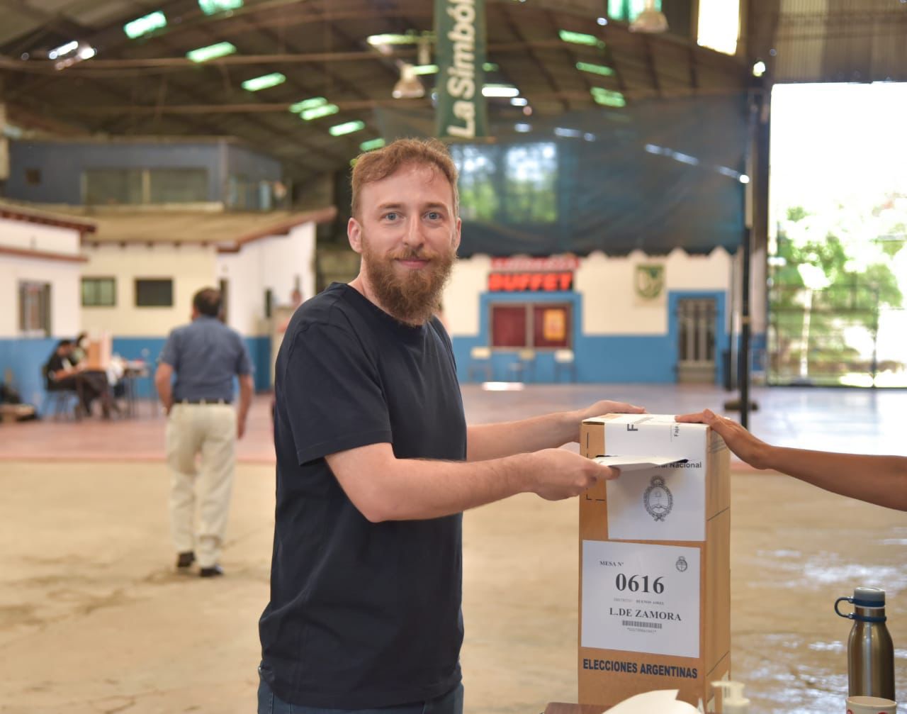 “Democracia para siempre", expresó Otermín luego de votar en Banfield
