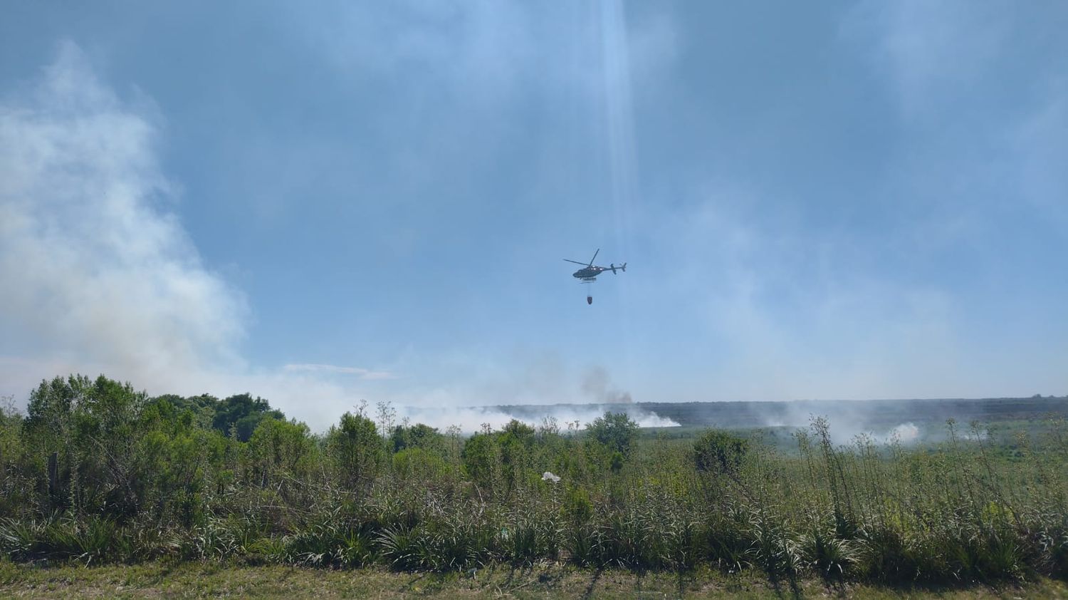 Incendio en Campana: bomberos y helicópteros combaten el fuego y el humo afecta a la Panamericana