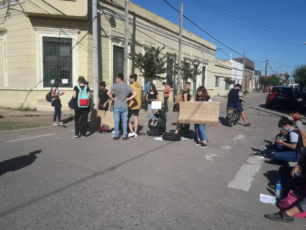 Huelga y disturbios en una escuela de Baradero: Denuncian a un alumno por abusar de una menor de la institución